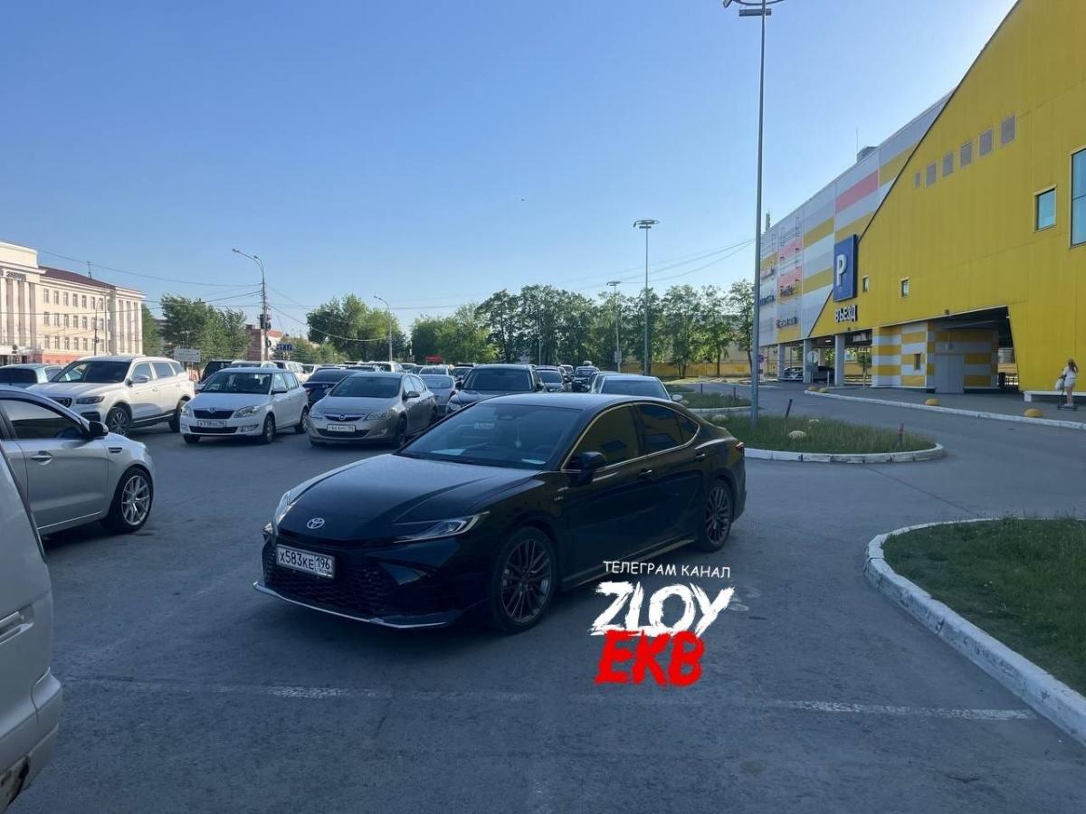 Фото автомобиля TOYOTA CAMRY, 2024