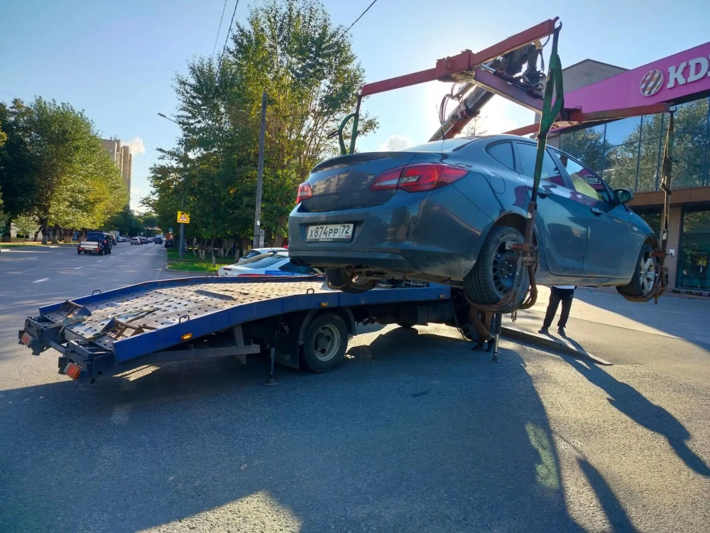 Opel с госномером Х874РР72