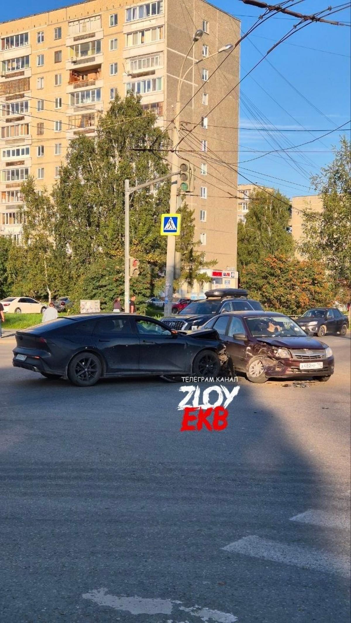 LADA с госномером Х482МР196