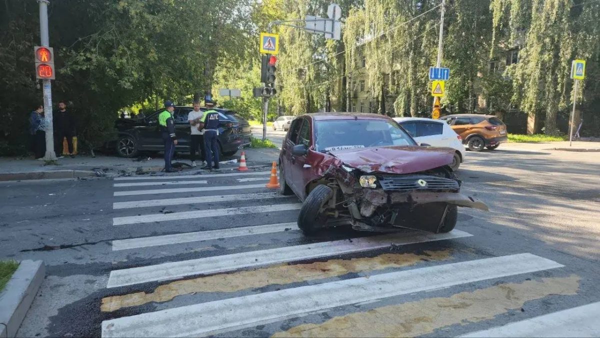 Renault с госномером У816МС196